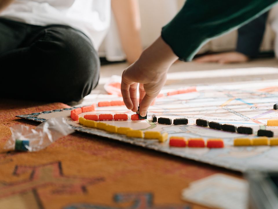 Masaya kurulu bir strateji oyununu birlikte oynayan oyuncular